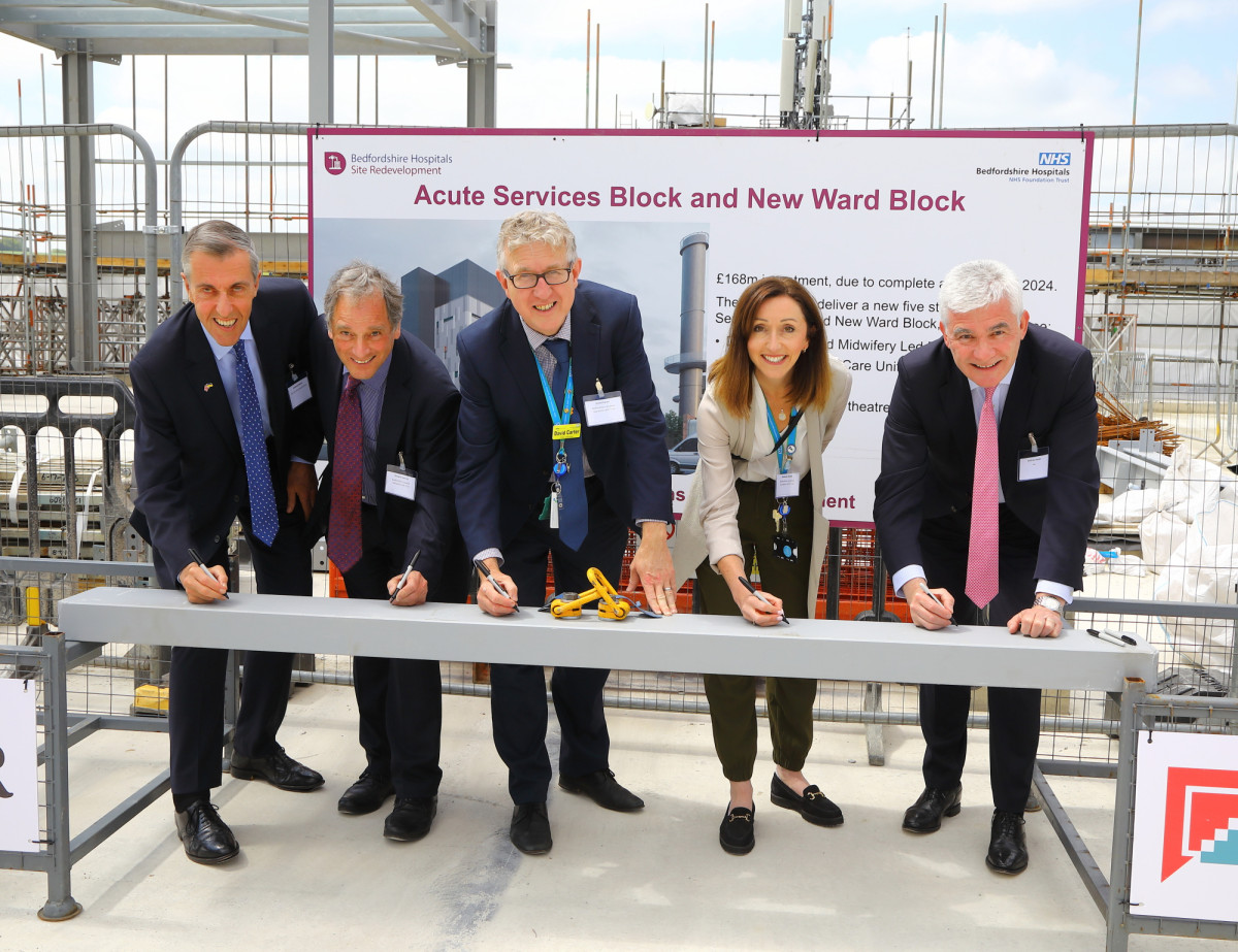 Andrew Selous MP, Richard Sumray, David Carter, Melanie Banks and Andrew Davies signing the final piece of steel